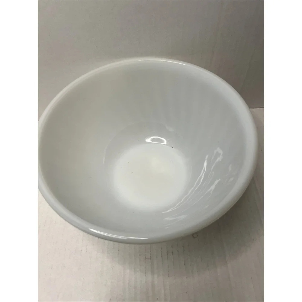 Anchor Hocking Fire King Milk Glass Set of 2 Bowls White‎